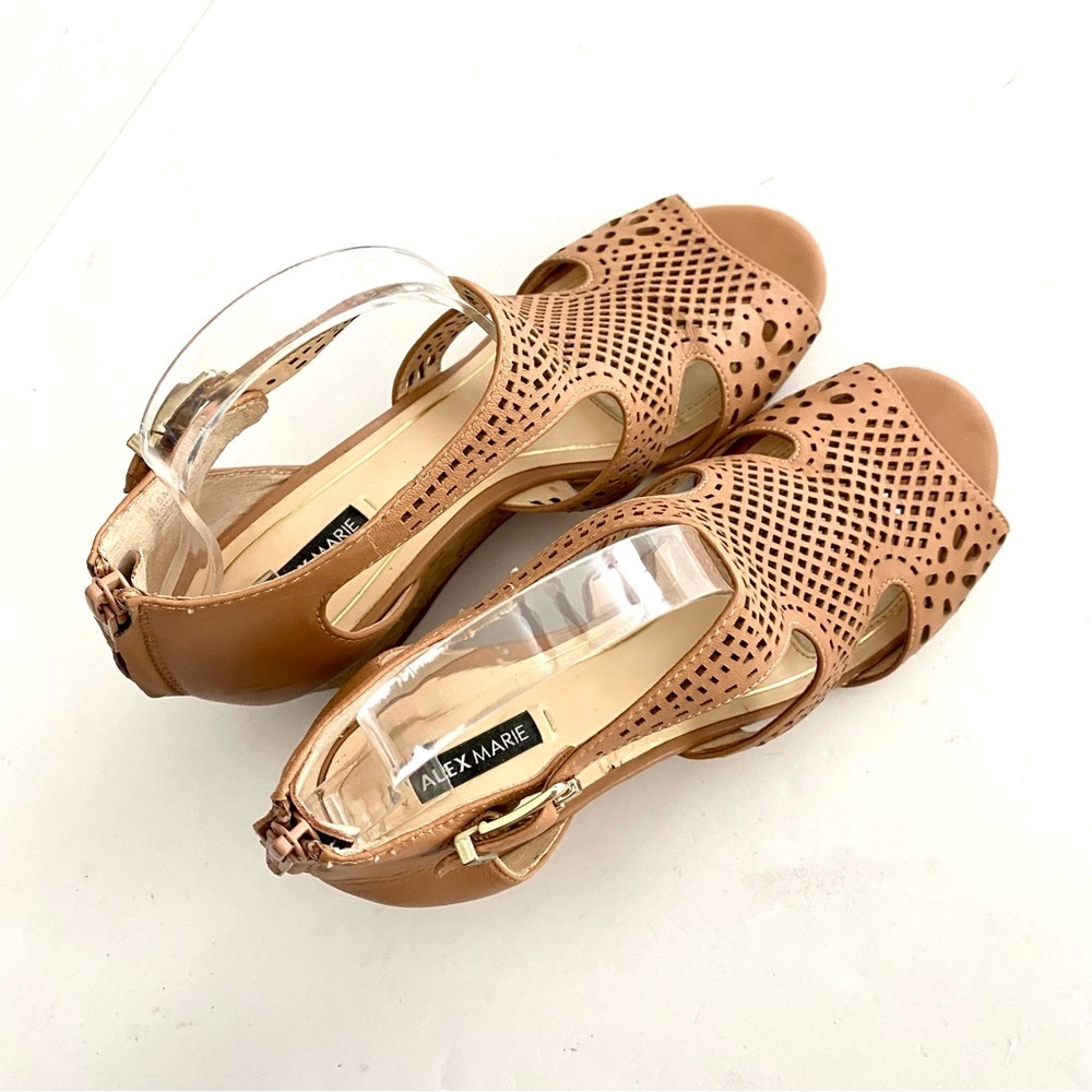 Alex Marie Brown Wedge Sandals Size 8.5M Perforated Summer Vacation - Picture 6 of 14
